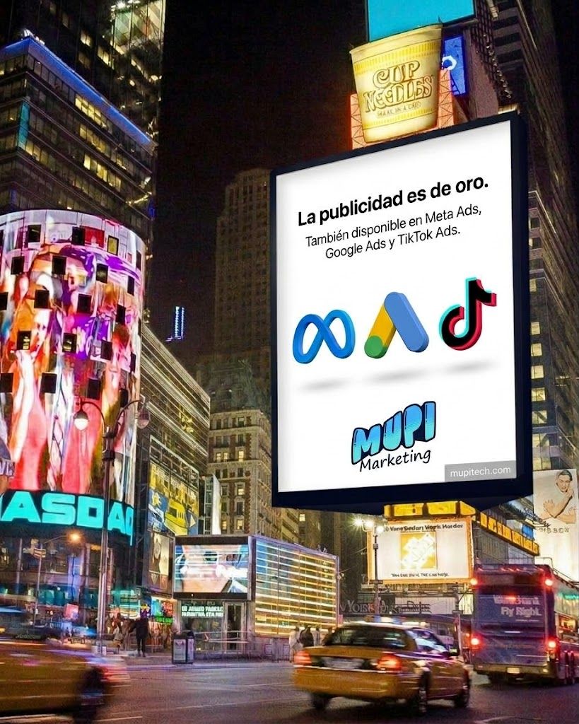 Pantalla gigante en la calle con anuncios de TikTok Ads, Meta Ads, Google Ads y YouTube Ads